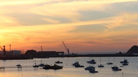 Panorama of the sunset light at the Port of New Plymouth (© By Takver [CC BY-SA 2.0 (https://creativecommons.org/licenses/by-sa/2.0)], via Wikimedia Commons (original photo: https://commons.wikimedia.org/wiki/File:Panorama_of_the_sunset_light_at_the_Port_of_New_Plymouth.jpg))