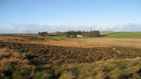 Across the moors to Tranmire (© Chris Heaton / Across the moors to Tranmire (original photo: https://commons.wikimedia.org/wiki/File:Across_the_moors_to_Tranmire_-_geograph.org.uk_-_310191.jpg))