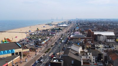 Aerial View of GreatYarmouth (© By Norfolkadam (Own work) [CC BY-SA 3.0 (https://creativecommons.org/licenses/by-sa/3.0) or GFDL (http://www.gnu.org/copyleft/fdl.html)], via Wikimedia Commons (GFDL copy: https://en.wikipedia.org/wiki/GNU_Free_Documentation_License, original photo: https://commons.wikimedia.org/wiki/File:Aerial_View_of_Great_Yarmouth.jpg))