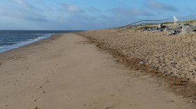 Skegness beach in front of Lagoon Walk  (© © Copyright Mat Fascione (https://www.geograph.org.uk/profile/11776) and licensed for reuse (https://www.geograph.org.uk/reuse.php?id=3800233) under this Creative Commons Licence (https://creativecommons.org/licenses/by-sa/2.0/).)