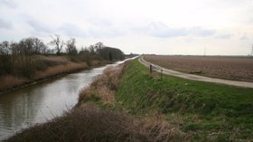 Hobhole Drain (© Richard Croft [CC BY-SA 2.0 (http://creativecommons.org/licenses/by-sa/2.0)], via Wikimedia Commons (original photo: https://commons.wikimedia.org/wiki/File:Hobhole_Drain_-_geograph.org.uk_-_363376.jpg))