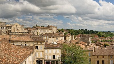 In Gironde region: Panorama de Saint Emilion (© By Didier Descouens (Own work) [CC BY-SA 4.0 (http://creativecommons.org/licenses/by-sa/4.0)], via Wikimedia Commons (original photo:https://commons.wikimedia.org/wiki/File:Panorama_de_Saint_Emilion_-_Gironde.jpg))