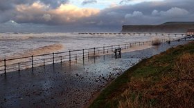 Spring Tide, Saltburn  (© © Copyright Mick Garratt (https://www.geograph.org.uk/profile/343) and licensed for reuse (http://www.geograph.org.uk/reuse.php?id=5252648) under this Creative Commons Licence (https://creativecommons.org/licenses/by-sa/2.0/).)