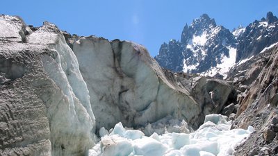 Chamonix-Mont-Blanc - Mer de Glace (© By Jean-Pol GRANDMONT (Own work) [CC BY-SA 3.0 (http://creativecommons.org/licenses/by-sa/3.0), GFDL (http://www.gnu.org/copyleft/fdl.html) or CC BY 3.0 (http://creativecommons.org/licenses/by/3.0)], via Wikimedia Commons (GFDL copy: https://en.wikipedia.org/wiki/GNU_Free_Documentation_License, original photo: https://commons.wikimedia.org/wiki/File:01_Chamonix-Mont-Blanc_-_Mer_de_Glace_2.JPG))