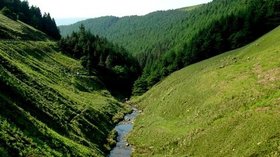 Lady Clough (Snake Pass) in Derbyshire  (© © Copyright Andrew Loughran (https://www.geograph.org.uk/profile/4344) and licensed for reuse (http://www.geograph.org.uk/reuse.php?id=189191) under this Creative Commons Licence (https://creativecommons.org/licenses/by-sa/2.0/).)