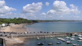 Saundersfoot (© Jeremy Owen [CC BY-SA 2.0 (http://creativecommons.org/licenses/by-sa/2.0)], via Wikimedia Commons (original photo: https://commons.wikimedia.org/wiki/File:Saundersfoot_-_geograph.org.uk_-_243956.jpg))