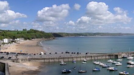 Saundersfoot (© Jeremy Owen [CC BY-SA 2.0 (http://creativecommons.org/licenses/by-sa/2.0)], via Wikimedia Commons (original photo: https://commons.wikimedia.org/wiki/File:Saundersfoot_-_geograph.org.uk_-_243956.jpg))