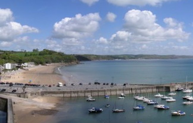 Saundersfoot (© Jeremy Owen [CC BY-SA 2.0 (http://creativecommons.org/licenses/by-sa/2.0)], via Wikimedia Commons (original photo: https://commons.wikimedia.org/wiki/File:Saundersfoot_-_geograph.org.uk_-_243956.jpg))