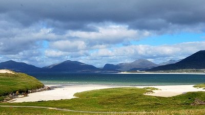 Beaches in the south of the Isle of Harris, Outer Hebrides near the caravan site (© By Sunnydesert (Own work) [GFDL (http://www.gnu.org/copyleft/fdl.html) or CC BY-SA 4.0-3.0-2.5-2.0-1.0 (https://creativecommons.org/licenses/by-sa/4.0-3.0-2.5-2.0-1.0)], via Wikimedia Commons (GFDL copy: https://en.wikipedia.org/wiki/GNU_Free_Documentation_License, original photo: https://commons.wikimedia.org/wiki/File:Beaches_in_the_south_of_the_Isle_of_Harris,_Outer_Hebrides.jpg))