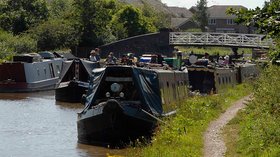 Middlewich - Narrowboats (© Salinae at the English language Wikipedia [GFDL (http://www.gnu.org/copyleft/fdl.html) or CC-BY-SA-3.0 (http://creativecommons.org/licenses/by-sa/3.0/)], via Wikimedia Commons (GFDL copy: https://en.wikipedia.org/wiki/GNU_Free_Documentation_License, original photo: https://commons.wikimedia.org/wiki/File:Middlewich_-Narrowboats.jpg))