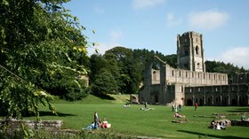 Fountains Abbey, Ripon (© By jono2k5 (Flickr) [CC BY 2.0 (http://creativecommons.org/licenses/by/2.0)], via Wikimedia Commons (original photo: https://commons.wikimedia.org/wiki/File:Fountains_Abbey,_Ripon.jpg))