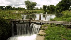 Driffield Canal at Wansford (© Andy Beecroft [CC BY-SA 2.0 (https://creativecommons.org/licenses/by-sa/2.0)], via Wikimedia Commons (original photo: https://commons.wikimedia.org/wiki/File:Driffield_Canal_at_Wansford.jpg))