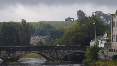 Kendal, Cumbria (© By Mark Fosh from Watford, UK (Stramongate Bridge - Kendal) [CC BY 2.0 (http://creativecommons.org/licenses/by/2.0)], via Wikimedia Commons (original photo: https://commons.wikimedia.org/wiki/File:Kendal-Cumbria-2.jpg))