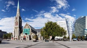 Flickr - Roger T Wong - Christchurch Cathedral Square panorama (© By Roger Wong from Hobart, Australia (20100130-07-Christchurch Cathedral Square panorama) [CC BY-SA 2.0 (https://creativecommons.org/licenses/by-sa/2.0)], via Wikimedia Commons (original photo: https://commons.wikimedia.org/wiki/File:Flickr_-_Roger_T_Wong_-_20100130-07-Christchurch_Cathedral_Square_panorama.jpg))
