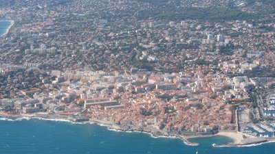 Aerial view of Antibes (© By Olivier Cleynen (Own work) [CC BY-SA 4.0 (http://creativecommons.org/licenses/by-sa/4.0)], via Wikimedia Commons (original photo: https://commons.wikimedia.org/wiki/File:Aerial_view_of_Antibes_in_2012_(2).jpg))