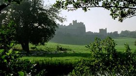 Alnwick Castle from across the River Aln  (© © Copyright Martin Tester (https://www.geograph.org.uk/profile/66761) and licensed for reuse (https://www.geograph.org.uk/reuse.php?id=5714477) under this Creative Commons Licence (https://creativecommons.org/licenses/by-sa/2.0/).)