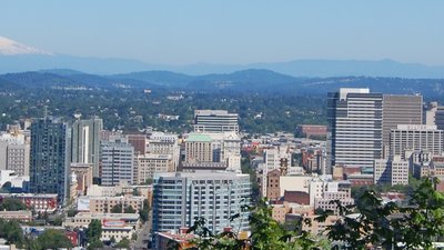 Portland and Mt Hood (© By Amateria1121 (Own work) [CC BY-SA 3.0 (https://creativecommons.org/licenses/by-sa/3.0)], via Wikimedia Commons (original photo: https://commons.wikimedia.org/wiki/File:Portland_and_Mt_Hood.jpg))
