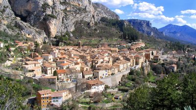 Moustiers Sainte Marie (© By User:Nepomuk (also on fr:Utilisateur:Nepomuk) (see below) [Public domain], via Wikimedia Commons)