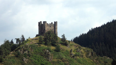 Chateau Alleuze (© By Josephbanjo at French Wikipedia [Public domain], via Wikimedia Commons)