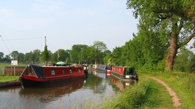 Shropshire Union Canal Wrenbury (© I, Espresso Addict [GFDL (http://www.gnu.org/copyleft/fdl.html), CC-BY-SA-3.0 (http://creativecommons.org/licenses/by-sa/3.0/) or CC BY 2.5 (http://creativecommons.org/licenses/by/2.5)], via Wikimedia Commons (GFDL copy: https://en.wikipedia.org/wiki/GNU_Free_Documentation_License, original photo: https://commons.wikimedia.org/wiki/File:Shropshire_Union_Canal_Wrenbury.jpg))