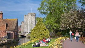 River Stour in Canterbury, England (© By Diliff (Own work) [CC BY-SA 3.0 (https://creativecommons.org/licenses/by-sa/3.0) or GFDL (http://www.gnu.org/copyleft/fdl.html)], via Wikimedia Commons (GFDL copy: https://en.wikipedia.org/wiki/GNU_Free_Documentation_License, original photo: https://commons.wikimedia.org/wiki/File:River_Stour_in_Canterbury,_England_-_May_08.jpg))