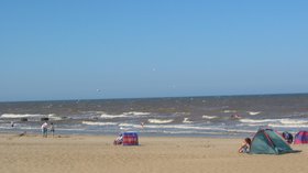 Mablethorpe Beach (© By The original uploader was Asterion at English Wikipedia [CC BY-SA 2.5 (http://creativecommons.org/licenses/by-sa/2.5)], via Wikimedia Commons (original photo: https://commons.wikimedia.org/wiki/File:Mablethorpe_Beach.jpg))