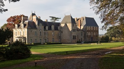 Attractions in the local region - Façade est du château de Pordor (Avessac, Loire-Atlantique, France) (© By Edouard Hue (EdouardHue) (Own work) [CC BY-SA 3.0 (http://creativecommons.org/licenses/by-sa/3.0)], via Wikimedia Commons (original photo: https://commons.wikimedia.org/wiki/File:Fa%C3%A7ade_est_du_ch%C3%A2teau_de_Pordor_(Avessac,_Loire-Atlantique,_France).jpg))