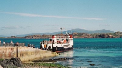 Iona to Fionnphort Ferry near the caravan site (© Ken Crosby [CC BY-SA 2.0 (https://creativecommons.org/licenses/by-sa/2.0)], via Wikimedia Commons (original photo: https://commons.wikimedia.org/wiki/File:Iona_to_Fionnphort_Ferry_-_geograph.org.uk_-_134179.jpg))