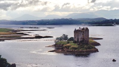Castle Stalker, Argyll near the caravan site (© By Giulmar (Own work) [CC BY-SA 3.0 (https://creativecommons.org/licenses/by-sa/3.0) or GFDL (http://www.gnu.org/copyleft/fdl.html)], via Wikimedia Commons (GFDL copy: https://en.wikipedia.org/wiki/GNU_Free_Documentation_License, original photo: https://commons.wikimedia.org/wiki/File:Castle_Stalker-Argyll-Scotland.jpg))