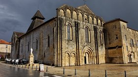 Church in Le Buisson-de-Cadouin (© By Thesupermat (Own work) [CC BY-SA 3.0 (http://creativecommons.org/licenses/by-sa/3.0)], via Wikimedia Commons (original photo: https://commons.wikimedia.org/wiki/File:Le_Buisson-de-Cadouin_-_Abbaye_de_Cadouin_-_L%27%C3%A9glise_abbatiale_-_PA00082415_-_016.jpg))