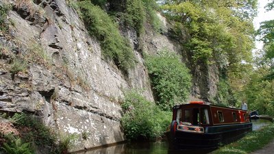 Llangollen Canal (© By The original uploader was Akke at English Wikipedia [CC BY-SA 2.0 (https://creativecommons.org/licenses/by-sa/2.0)], via Wikimedia Commons (original photo: https://commons.wikimedia.org/wiki/File:Llangollen_Canal_UK.jpg))