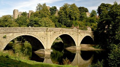 Ludlow bridge (© By Newton2 (talk) (Uploads) [CC BY-SA 2.5 (https://creativecommons.org/licenses/by-sa/2.5)], via Wikimedia Commons (original photo: https://commons.wikimedia.org/wiki/File:Ludlow_bridge.jpg))