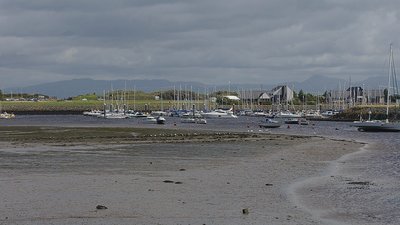 Pwllheli MMB - Harbour (© By mattbuck (category) (Photo by mattbuck.) [CC BY-SA 2.0 (http://creativecommons.org/licenses/by-sa/2.0) or CC BY-SA 3.0 (http://creativecommons.org/licenses/by-sa/3.0)], via Wikimedia Commons (original photo: https://commons.wikimedia.org/wiki/File:Pwllheli_MMB_03_Harbour.jpg))