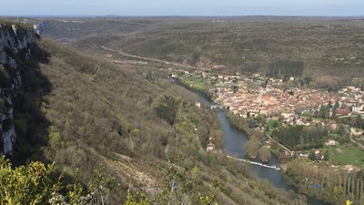 Beautiful view nearby - Saint-Antonin from Roc d'Anglars - By Frecks (Own work) [CC BY-SA 4.0 (http://creativecommons.org/licenses/by-sa/4.0)], via Wikimedia Commons (original photo: https://commons.wikimedia.org/wiki/File:Saint-Antonin_from_Roc_d%27Anglars.jpg)