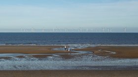 Skegness, beach and windfarm (© © Copyright Rob Farrow (http://www.geograph.org.uk/profile/3546) and licensed for reuse (http://www.geograph.org.uk/reuse.php?id=2687232) under this Creative Commons Licence (https://creativecommons.org/licenses/by-sa/2.0/).)