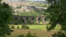 Viaduct and Goyt Valley, New Mills, Derbyshire  (© © Copyright Roger Kidd (https://www.geograph.org.uk/profile/12192) and licensed for reuse (http://www.geograph.org.uk/reuse.php?id=572450) under this Creative Commons Licence (https://creativecommons.org/licenses/by-sa/2.0/).)