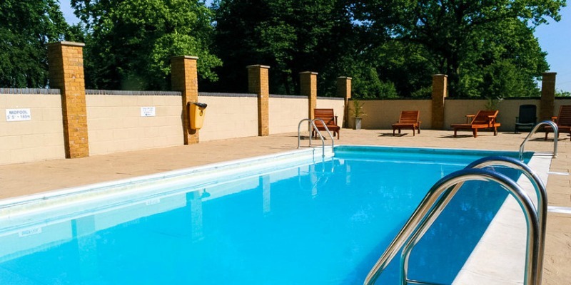 Thriftwood Country Park, Kent - Open-air heated swimming pool at Thriftwood Country Park