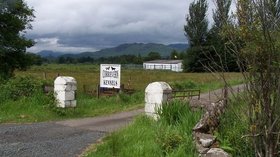 Drymen, Corrievern Kennels near the caravan park (© william craig [CC BY-SA 2.0 (https://creativecommons.org/licenses/by-sa/2.0)], via Wikimedia Commons (original photo: https://commons.wikimedia.org/wiki/File:Drymen,_Corrievern_Kennels_-_geograph.org.uk_-_190767.jpg))