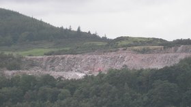 Dalbeattie, Craignair Quarry near the caravan site (© By Delta-NC (Own work) [CC BY-SA 3.0 (https://creativecommons.org/licenses/by-sa/3.0) or GFDL (http://www.gnu.org/copyleft/fdl.html)], via Wikimedia Commons (GFDL copy: https://en.wikipedia.org/wiki/GNU_Free_Documentation_License, original photo: https://commons.wikimedia.org/wiki/File:Dalbeattie,_Craignair_Quarry.jpg))