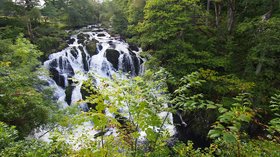Betws-y-Coed - panorama (© t.przechlewski [CC BY 3.0 (http://creativecommons.org/licenses/by/3.0)], via Wikimedia Commons (original photo: https://commons.wikimedia.org/wiki/File:Betws-y-Coed,_UK_-_panoramio_(1).jpg))