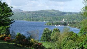 Coniston Water from Monk Coniston (© Mike White [CC BY-SA 2.0 (https://creativecommons.org/licenses/by-sa/2.0)], via Wikimedia Commons (original photo: https://commons.wikimedia.org/wiki/File:Coniston_Water_from_Monk_Coniston_-_geograph.org.uk_-_1739984.jpg))
