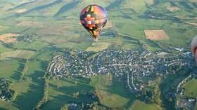 Flying High over Biggar close to the caravan site (© © Copyright Nigel Pacey (https://www.geograph.org.uk/profile/4850) and licensed for reuse (http://www.geograph.org.uk/reuse.php?id=116362) under this Creative Commons Licence (https://creativecommons.org/licenses/by-sa/2.0/).)