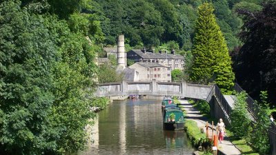 Rochdale Canal at Hebden Bridge (© By Poliphilo (Own work) [CC0], via Wikimedia Commons)