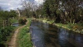 River Windrush at Bourton-on-the-Water  (© © Copyright Trevor Rickard (https://www.geograph.org.uk/profile/14530) and licensed for reuse (http://www.geograph.org.uk/reuse.php?id=453742) under this Creative Commons Licence (https://creativecommons.org/licenses/by-sa/2.0/).)