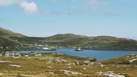 Isle of Barra - Castlebay (© By Evelyn und Robert Wirth [GFDL (http://www.gnu.org/copyleft/fdl.html) or CC-BY-SA-3.0 (http://creativecommons.org/licenses/by-sa/3.0/)], via Wikimedia Commons (GFDL copy: https://en.wikipedia.org/wiki/GNU_Free_Documentation_License, original photo: https://commons.wikimedia.org/wiki/File:Isle_of_barra-castlebay.jpg))