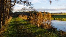 Lancaster Canal, Crooklands near the caravan site (© © Copyright Ian Taylor (https://www.geograph.org.uk/profile/9148) and licensed for reuse (https://www.geograph.org.uk/reuse.php?id=4271310) under this Creative Commons Licence (https://creativecommons.org/licenses/by-sa/2.0/).)