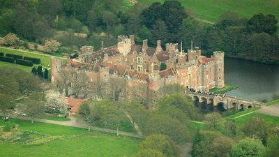 Herstmonceux Castle aerial view (© By Lieven Smits (Own work) [GFDL (http://www.gnu.org/copyleft/fdl.html) or CC BY-SA 3.0 (http://creativecommons.org/licenses/by-sa/3.0)], via Wikimedia Commons (GFDL copy: https://en.wikipedia.org/wiki/GNU_Free_Documentation_License, original photo: https://commons.wikimedia.org/wiki/File:Herstmonceux_Castle_aerial_view.jpg))