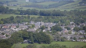 Insch viewed from Dunnideer Hill - geograph.org.uk (© Bill Harrison / Insch viewed from Dunnideer Hill, via Wikimedia Commons (original photo: https://commons.wikimedia.org/wiki/File:Insch_viewed_from_Dunnideer_Hill_-_geograph.org.uk_-_1364656.jpg))