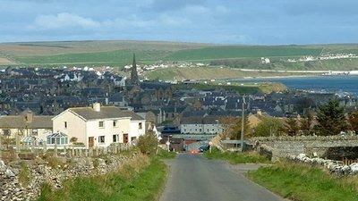 Thurso from the hill at Mountpleasant (© Dorcas Sinclair [CC BY-SA 2.0 (https://creativecommons.org/licenses/by-sa/2.0)], via Wikimedia Commons (original photo: https://commons.wikimedia.org/wiki/File:Thurso_from_the_hill_at_Mountpleasant_-_geograph.org.uk_-_8869.jpg))