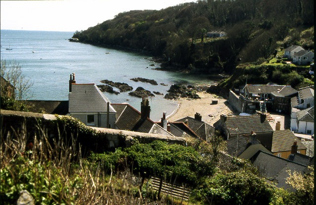 Cawsand village and beach (© Copyright Crispin Purdye and licensed under this Creative Commons Licence (https://creativecommons.org/licenses/by-sa/2.0/).)